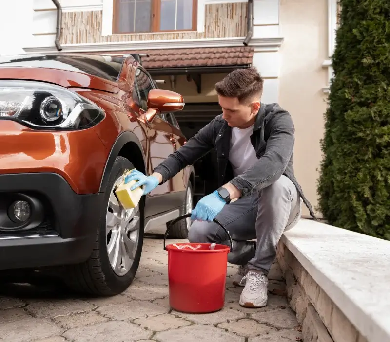 Lavage auto à domicile Roquesérière : professionnel intervenant sur un véhicule